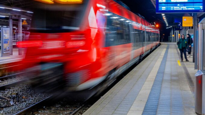 Ein fahrender Zug der S-Bahn Hamburg Ein ins Gleisbett gestürzter Mann ist im Bahnhof Hamburg-Hammerbrook beklaut worden. (Symbolbild)