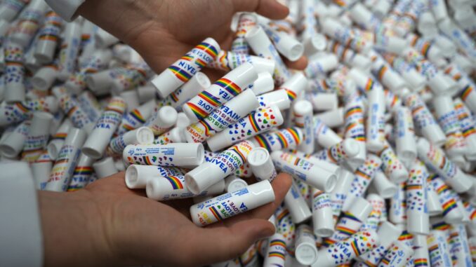 Labello-Produktion Labello-Hersteller Beiersdorf hat im vergangenen Jahr den Gewinn gesteigert.