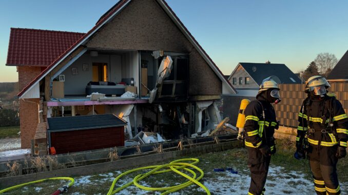 Explosion in Wohnhaus in Schönberg sprengt Hauswand weg Die Explosion hat eine Hauswand zerstört.