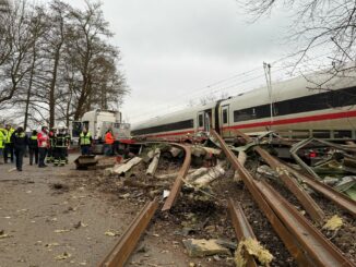 Auf der Bahnstrecke Hamburg-Harburg - Buchholz sind am Nachmittag ein ICE der Deutschen Bahn und ein Sattelzug zusammengestoßen