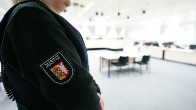 Prozess wegen Vergewaltigung und Mord Vier Brüder stehen in Verdacht, einen Musiklehrer mit einem Messer attackiert zu haben. (Symbolbild)