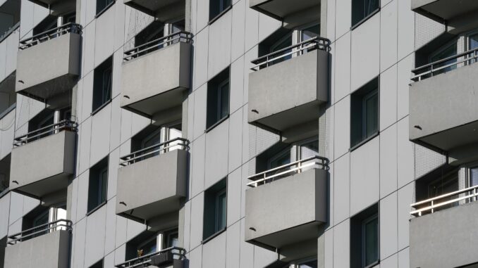 Wohnungen Mieter in Hamburg können über den «Mietenmelder» prüfen, ob sie überhöhte Zahlungen leisten. (Symbolbild)