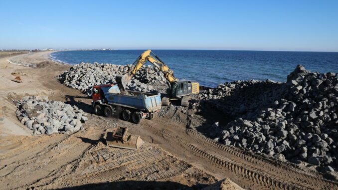 Reparaturarbeiten am Ostseedeich . Die schwere Ostseesturmflut im Oktober 2023 hat den Deich bei Schönhagen stark beschädigt.