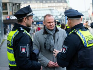 Eine starke Polizeipräsenz habe den Hamburger Hauptbahnhof sicherer gemacht, sagt Innensenator Andy Grote.