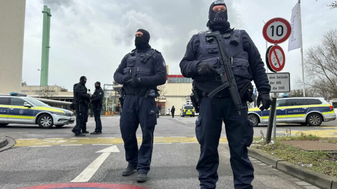 Zoll vernichtet tonnenweise Kokain Bei der Vernichtung sorgt der Zoll für Sicherheit.