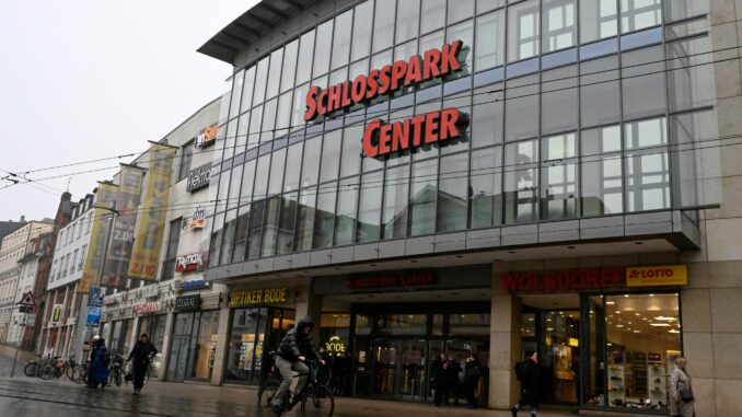 Schlossparkcenter Schwerin Der Haupteingang des «Schlossparkcenters» in Schwerin. Vor dem Einkaufszentrum war am Dienstag ein Mann erstochen worden.