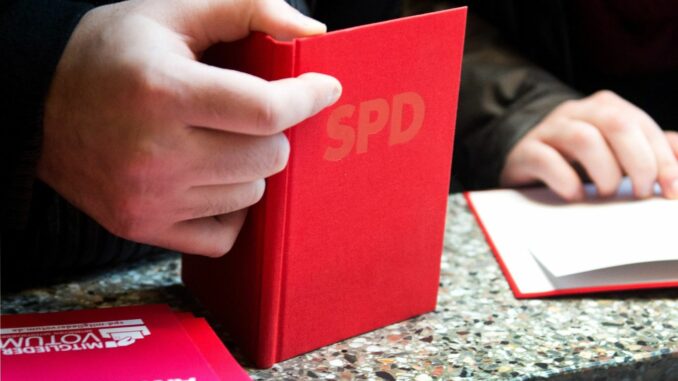 Parteibuch SPD Mehrere Parteien in Schleswig-Holstein verzeichnen im neuen Jahr zahlreiche Aufnahmeanträge. (Archivbild)