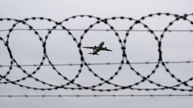 Mehr Abschiebungen Die Hamburger CDU befeuert mit der Forderung nach «Express-Abschiebehaft» am Flughafen die Debatte um die Migrationspolitik. (Symbolbild)
