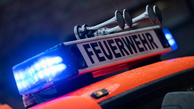 Feuerwehr Das Dach einer Schule muss wegen eines Brandes geöffnet werden. (Symbolbild)