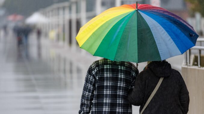 Wetter In den nächsten Tagen sollten die Menschen aus Hamburg und Schleswig-Holstein Regenschirme mitnehmen. (Symbolbild)