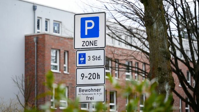 Bewohnerparken in Hamburg Die Hamburger CDU will die Parkgebühren im Falle eines Wahlsiegs halbieren. (Archivbild)