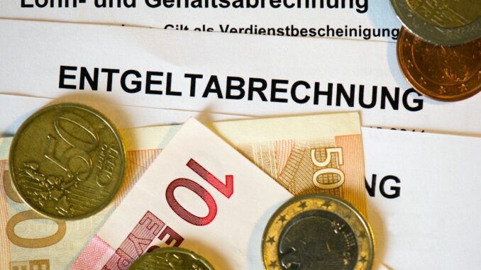 Gehaltsabrechnung Beschäftigte mit einem Verdienst bis maximal 13,46 Euro bildeten in Hamburg 2024 die unteren zehn Prozent der Lohnskala. (Symbolbild)