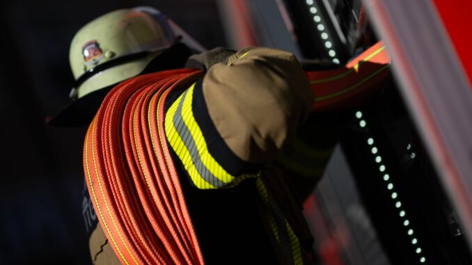 Feuerwehr - Symbolbild Bei einem Brand in Kiel ist eine Person verletzt worden (Symbolbild).