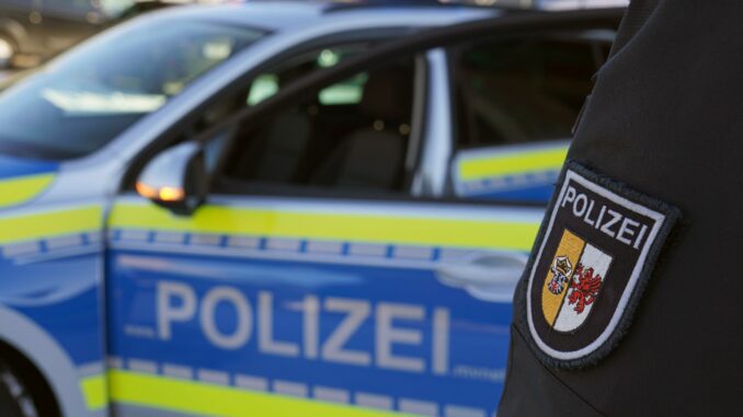 Streifenwagen der Polizei MV Ein 21-Jähriger soll eine Frau, die mit ihrem Hund unterwegs war, unvermittelt angegriffen und verletzt haben. (Symbolbild)