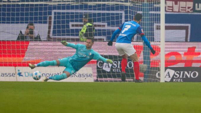 Holstein Kiel - VfL Bochum Keine Chance für Bochums Torwart Patrick Drewes: Kiels Steven Skrzybski trifft früh - und wenig später verletzt raus.