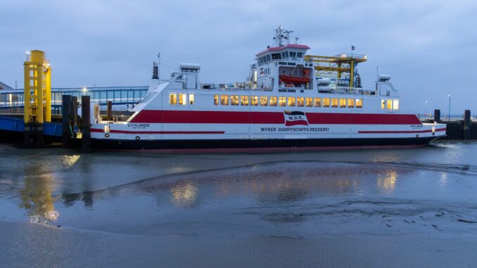 Niedrigwasser beeinträchtigt Fährverkehr an Nordseeküste Wenn starker Ostwind das Wasser aus dem Wattenmeer treibt, wird es für die Fährschiffe schwierig.