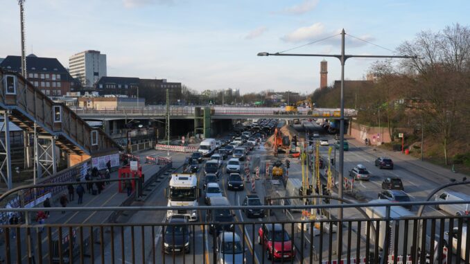 Brückenabrissarbeiten am Berliner Tor Die Brückenbauarbeiten am Berliner Tor in Hamburg erfordern die mehrtägige Vollsperrung der Bürgerweide und des Berlinertordamms.