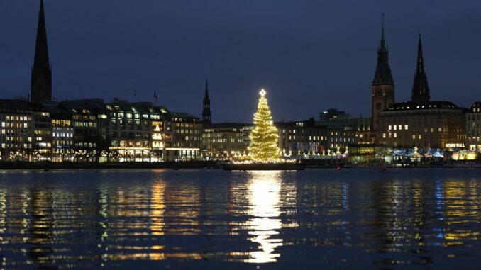 Weihnachtsstimmung in Hamburg Im Dezember haben deutlich mehr Menschen in Hamburg übernachtet als im gleichen Vorjahreszeitraum. (Archivbild)