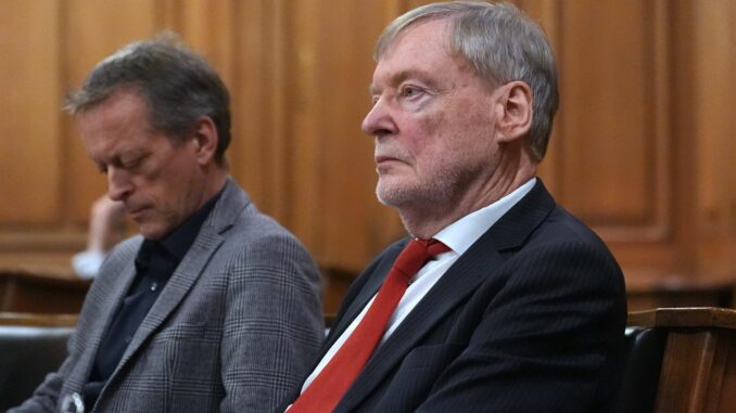 Sitzung der Hamburgischen Bürgerschaft Das Haus des AfD-Bürgerschaftsabgeordneten Claus Schülke (rechts) wurde mit roter Farbe beschmiert. (Archivbild)