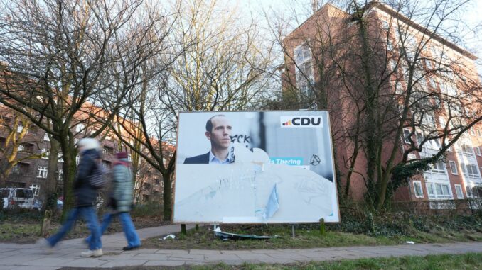 Zerstörtes CDU-Wahlplakat Die Polizei hat in den ersten rund fünf Wochen des Jahres bereits 81 Ermittlungsverfahren wegen verschmierter, beschädigter oder gestohlener Wahlplakate eingeleitet. (Archivbild)