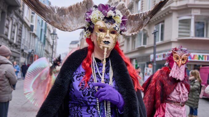 Maskenzauber in Hamburg Mit Masken und farbenfrohen Kostümen waren die Darsteller in Hamburg unterwegs.