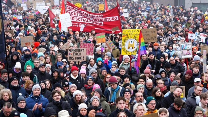 Demonstration zur Migrationspolitik - Hamburg Unter dem Motto «Hamburg steht zusammen: Wer mit Faschisten paktiert, hat nichts kapiert!» hatte ein Bündnis von mehr als 20 Organisationen zu der Demonstration aufgerufen.