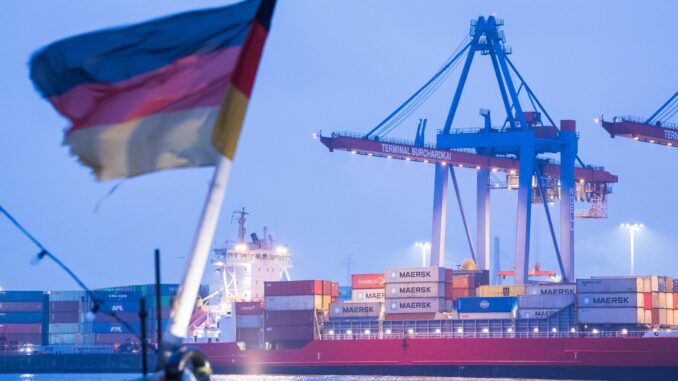Containerschiffe im Hamburger Hafen Auf einem Schiff im Hamburger Hafen weht die deutsche Flagge. (Archivbild)