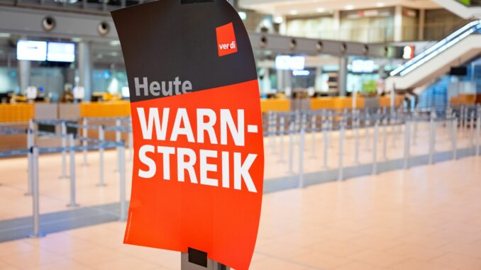 Verdi ruft zum Warnstreik am Flughafen Hamburg auf Trotz des Warnstreiks soll es am Flughafen in Hamburg kaum Auswirkungen geben. Flüge nach München sind gestrichen, weil dort auch gestreikt wird.
