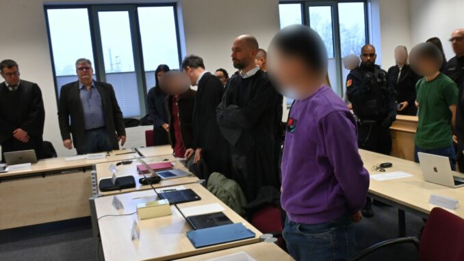 Prozess wegen versuchten Mordes gegen vier Brüder Der angegriffene Musiklehrer soll eine Beziehung zur Mutter der Tatverdächtigen gehabt haben.