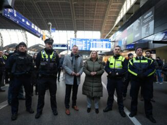 Bundesinnenministerin Nancy Faeser (SPD) hält die «Quattro-Streifen» am Hamburger Hauptbahnhof für ein gutes Instrument zur Kriminalitätsbekämpfung. Bei den «Quattro-Streifen» gehen Vertreter der Landes- und Bundespolizei sowie der Hochbahn-Wache und der DB Sicherheit gemeinsam auf Streife.