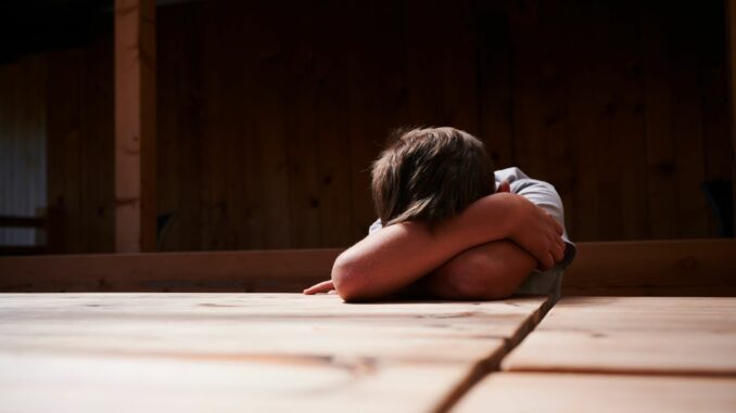 Illustration - Gewalt an Kindern Sie sollen ein größeres Ausmaß gehabt haben als bisher angenommen: Fälle von sexualisierter Gewalt bei den christlichen Pfadfindern im Kieler Stadtteil Pries-Friedrichsort in den 1990er Jahren. (Symbolbild)
