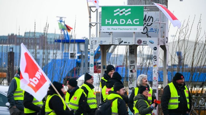 Warnstreik Die Gewerkschaft Verdi verhandelt mit Arbeitgebervertretern über einen neuen Haustarifvertrag. (Archivbild)