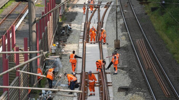 Bahn-Bauarbeiten zwischen Hamburg und Berlin Die Fernstrecke Hamburg-Berlin wird von August an generalsaniert, was zu Einschränkungen im Fern- und Nahverkehr führt. (Archivbild).