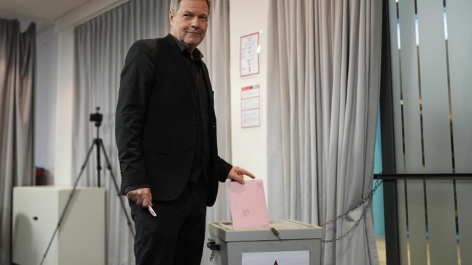 Bundestagswahl - Stimmabgabe Habeck Wer frühzeitig wählen möchte, kann das so wie Robert Habeck machen.