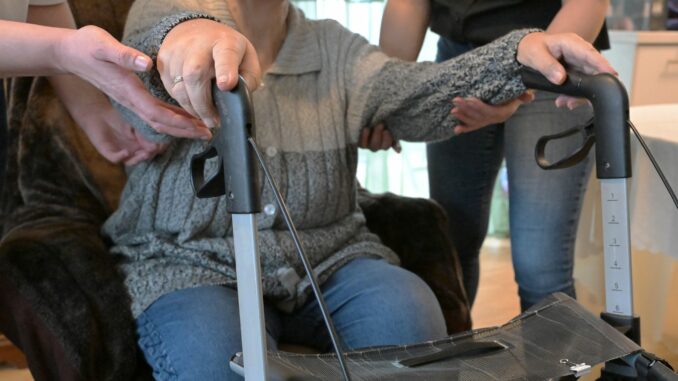 Altenpflege In der Altenpflege fehlt Personal. Laut dem Bundesverband privater Anbieter sozialer Dienste bricht etwa die Hälfte aller Pflege-Azubis die Ausbildung ab. (Symbolbild)