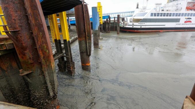 Fährverkehr wegen Niedrigwasser eingestellt Wegen niedriger Wasserstände infolge kräftigen Ostwindes fallen Fähren von und zu mehreren Nordseeinseln aus. (Archivbild)