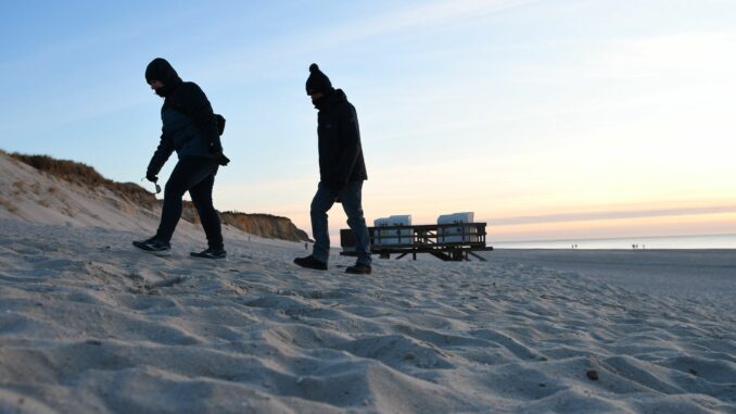 Sylt: Marodes Wahrzeichen in Kampen abgerissen Ende März sollen die Arbeiten für den Neubau auf Sylt starten. Provisorisch stehen jetzt einige Strandkörbe auf einem Rettungsschwimmer-Podest.