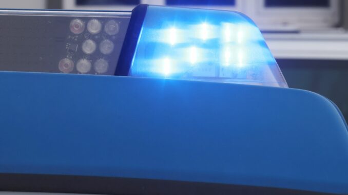 Polizei Blaulicht Auf der A1 hat ein Lkw Feuer gefangen. (Symbolbild)