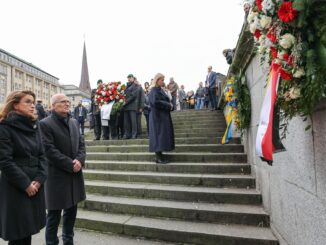 Zum Gedenken an die Opfer des Ukrainekrieges wurden in Hamburg Kränze niedergelegt.