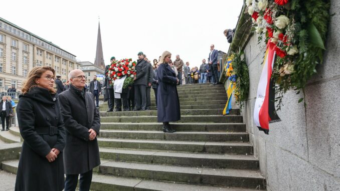 Ukraine-Krieg - Dritter Jahrestag Zum Gedenken an die Opfer des Ukrainekrieges wurden in Hamburg Kränze niedergelegt.