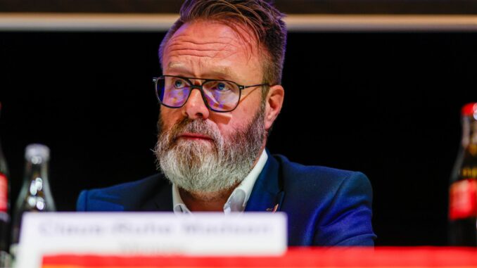Wirtschaftsminister Claus Ruhe Madsen (CDU) ist unzufrieden mit dem Tempo von Wehraufträgen in Deutschland. (Archivbild)