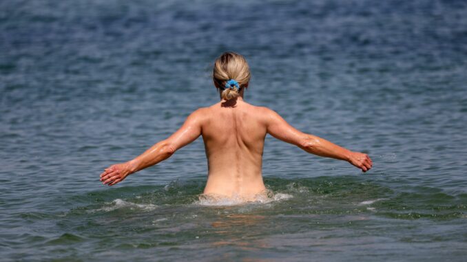 FKK am Ostseestrand Nackt ins Wasser. (Archivbild)