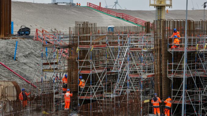 Ostseetunnel-Baustelle Auf der Baustelle des Ostseetunnels auf Fehmarn ist ein Arbeiter bei einem Sturz von einem Gerüst verletzt worden. Die Polizei schließt eine Straftat als Ursache aus. (Archivbild)