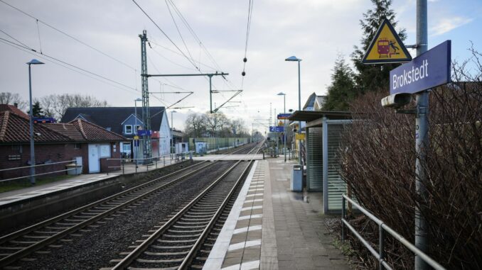 Vor Jahrestag der tödlichen Messerattacke in Brokstedt Im Januar 2023 hatte ein Messerangreifer in einem Zug in Brokstedt zwei Fahrgäste getötet und vier weitere schwer verletzt. (Illustration)