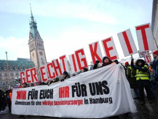 In der Innenstadt versammelten sich Teilnehmer des Warnstreiks zu einer Demonstration und einer Kundgebung.