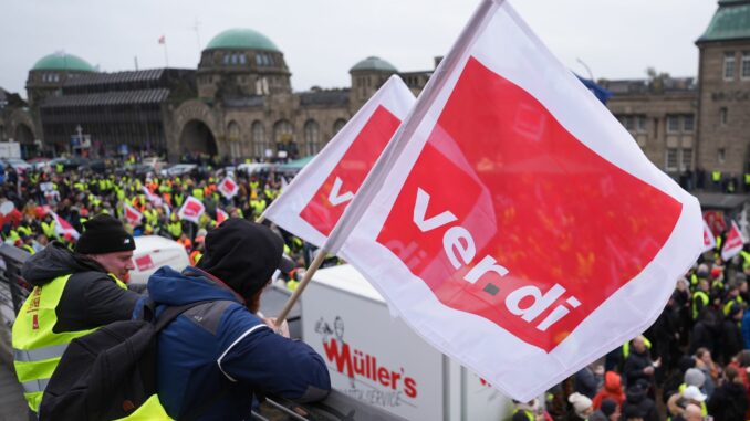Warnstreik - Hamburg Rund 2.000 Menschen sind bei einer Kundgebung der Gewerkschaft Verdi - in vielen Bereichen der Stadt gab es Warnstreiks im öffentlichen Dienst.