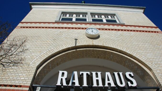 Das Rathaus in Westerland Nach der Abwahl des Sylter Ex-Bürgermeisters wird auf der Insel ein neuer Bürgermeister gewählt. (Archivbild)