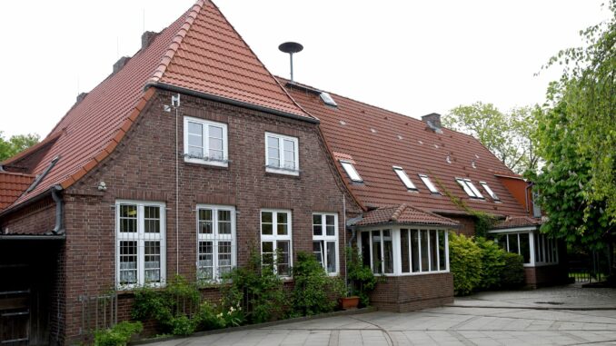 Das Friesenhof-Jugendheim Die Betreiberin des Friesenhof-Jugendheims klagte auf knapp zwei Millionen Euro Schadenersatz. (Symbolbild)