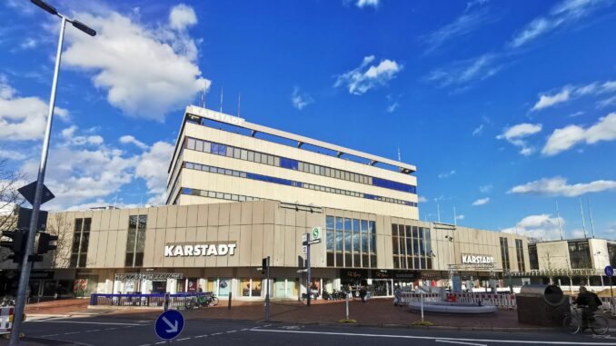 Das frühere Karstadt-Gebäude in der Harburger Innenstadt Im Erdgeschoss entsteht der «Planet Harburg». (Archivfoto)