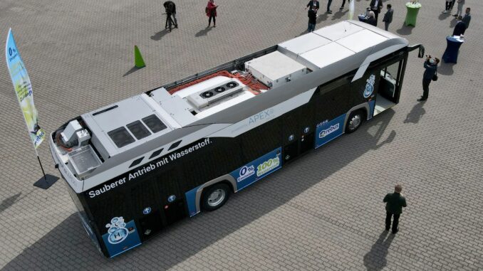Wasserstoffbus im Test Die Hamburger Hochbahn testet einen neu ausgelieferten Brennstoffzellenbus.